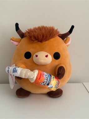 NWT Zuru Snackles 8” Robbie the Highland Cow holding orange ramune